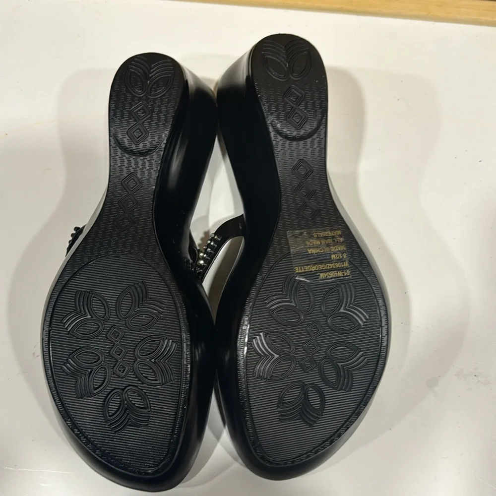 White Mountain black sandals